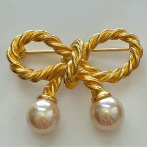 Elegant Gold Bow Knot Brooch with Pearls